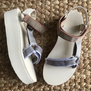 New: Teva Flatform Universal Karina. Size 8